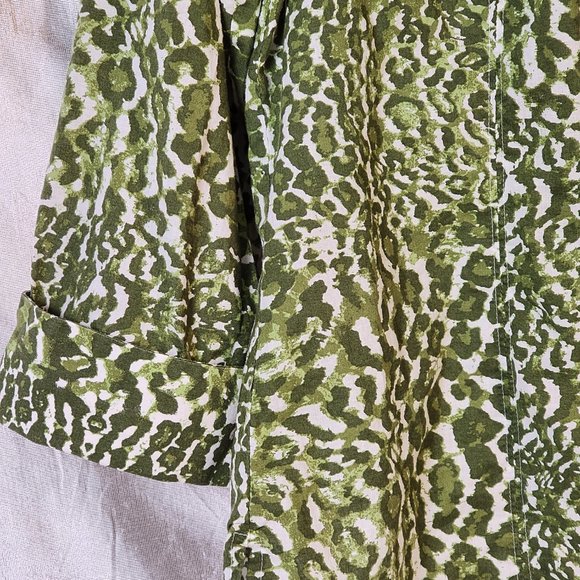 Nearly New Foxcroft size 14 petite Green and White Cotton Animal Print Blouse - Picture 4 of 16